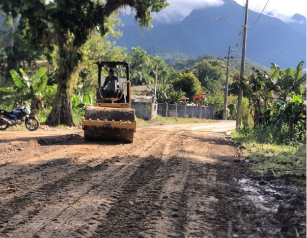 Nesta semana, a equipe está concentrada na estrada da Barra, na região do Rio Pequeno, realizando serviços de patrolamento e cascalhamento.