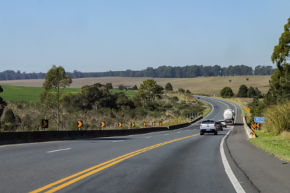 A Assembleia Legislativa do Paraná aprovou, nesta segunda-feira (7), o projeto de lei que torna obrigatória a inclusão de acostamentos em todas as novas construções de rodovias estaduais.