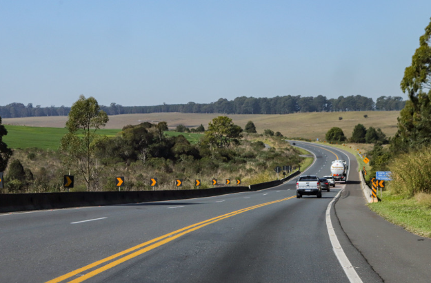 A Assembleia Legislativa do Paraná aprovou, nesta segunda-feira (7), o projeto de lei que torna obrigatória a inclusão de acostamentos em todas as novas construções de rodovias estaduais.