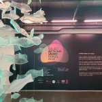 A instalação artística realizada por artistas matinhenses faz sucesso pela experiência sensorial para os visitantes do Salão Arte em Vidro Brasil.