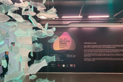 A instalação artística realizada por artistas matinhenses faz sucesso pela experiência sensorial para os visitantes do Salão Arte em Vidro Brasil.