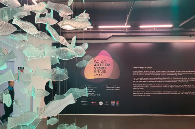 A instalação artística realizada por artistas matinhenses faz sucesso pela experiência sensorial para os visitantes do Salão Arte em Vidro Brasil.