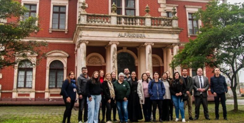 A Escola de Formação de Turismo, promoveu mais uma visita guiada especial, desta vez ao prédio histórico da antiga Alfândega de Paranaguá, um dos marcos do patrimônio cultural da cidade.