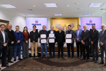 Protocolo de intenções assinado nesta terça-feira (8) encaminha o enquadramento de cinco projetos nos programas Paraná Competitivo e Rota do Progresso. Iniciativas preveem a geração de 254 empregos em cinco municípios paranaenses.