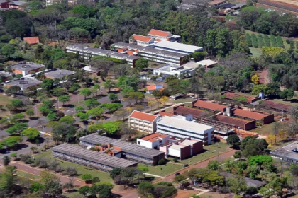 A maioria dos vestibulares 2026 do Paraná contam com provas, mas um processo seletivo avaliará os estudantes por meio das notas do Enem ou do histórico escolar.