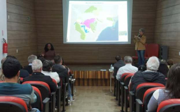 O Plano Diretor é uma lei municipal que estabelece diretrizes para o uso e ocupação do solo, gestão territorial e melhoria da qualidade de vida da população.