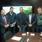 Representantes municipais e empresários de Paranaguá foram recebidos em Curitiba pelo secretário de Estado de Infraestrutura e Logística (SEIL), Sandro Alex de Oliveira, e pelo deputado estadual Hussein Bakri.