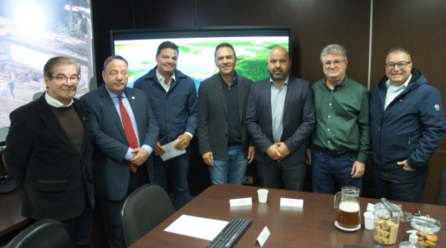 Representantes municipais e empresários de Paranaguá foram recebidos em Curitiba pelo secretário de Estado de Infraestrutura e Logística (SEIL), Sandro Alex de Oliveira, e pelo deputado estadual Hussein Bakri.