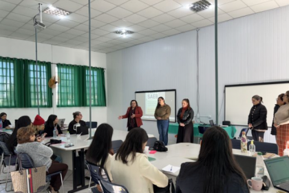 A atividade foi conduzida pela equipe técnica da secretaria, em parceria com as coordenadoras pedagógicas das escolas Miguel Schleder e Arlindo de Castro, e teve como foco principal o planejamento pedagógico estratégico para o segundo semestre letivo.