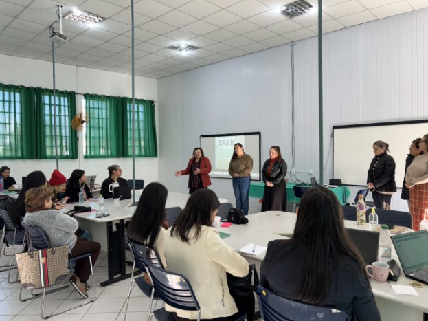 A atividade foi conduzida pela equipe técnica da secretaria, em parceria com as coordenadoras pedagógicas das escolas Miguel Schleder e Arlindo de Castro, e teve como foco principal o planejamento pedagógico estratégico para o segundo semestre letivo.
