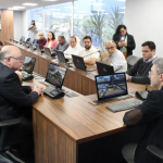 Segundo o presidente da empresa pública, a expectativa é que a Portos do Paraná ultrapasse, até o final de 2025, a marca histórica de 70 milhões de toneladas movimentadas, antecipando uma meta inicialmente prevista para 2030.