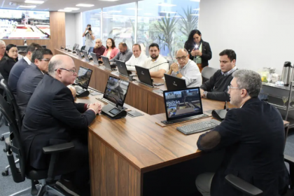 Segundo o presidente da empresa pública, a expectativa é que a Portos do Paraná ultrapasse, até o final de 2025, a marca histórica de 70 milhões de toneladas movimentadas, antecipando uma meta inicialmente prevista para 2030.