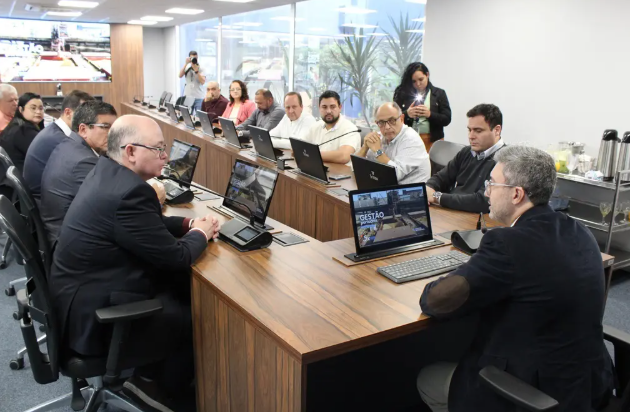 Segundo o presidente da empresa pública, a expectativa é que a Portos do Paraná ultrapasse, até o final de 2025, a marca histórica de 70 milhões de toneladas movimentadas, antecipando uma meta inicialmente prevista para 2030.