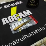 De acordo com o boletim da PM, a equipe foi acionada após vizinhos relatarem gritos de socorro vindos de uma residência. No local, os agentes encontraram Fábio Gonçalves, de 41 anos, caído na calçada, com ferimentos graves na região do tórax.