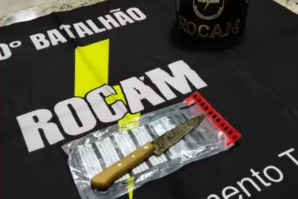 De acordo com o boletim da PM, a equipe foi acionada após vizinhos relatarem gritos de socorro vindos de uma residência. No local, os agentes encontraram Fábio Gonçalves, de 41 anos, caído na calçada, com ferimentos graves na região do tórax.