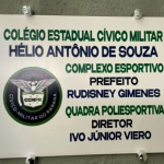 Uma cerimônia realizada no Colégio Estadual Cívico-Militar Hélio Antônio de Souza, em Pontal do Paraná, marcou a reinauguração da quadra poliesportiva da escola, que passou a se chamar Complexo Esportivo Prefeito Rudisney Gimenes.