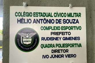 Uma cerimônia realizada no Colégio Estadual Cívico-Militar Hélio Antônio de Souza, em Pontal do Paraná, marcou a reinauguração da quadra poliesportiva da escola, que passou a se chamar Complexo Esportivo Prefeito Rudisney Gimenes.