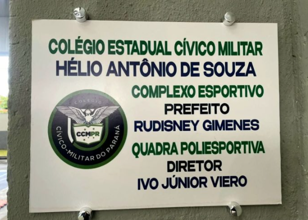 Uma cerimônia realizada no Colégio Estadual Cívico-Militar Hélio Antônio de Souza, em Pontal do Paraná, marcou a reinauguração da quadra poliesportiva da escola, que passou a se chamar Complexo Esportivo Prefeito Rudisney Gimenes.