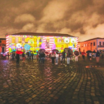 Com início a partir das 18h da sexta-feira, o evento, que faz parte da programação da 13ª Festa da Tainha, reúne apresentações culturais, teatro, dança e tecnologia cênica para celebrar as festas juninas de forma única na Praça 29 de julho.