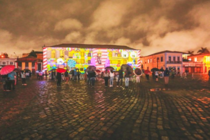 Com início a partir das 18h da sexta-feira, o evento, que faz parte da programação da 13ª Festa da Tainha, reúne apresentações culturais, teatro, dança e tecnologia cênica para celebrar as festas juninas de forma única na Praça 29 de julho.