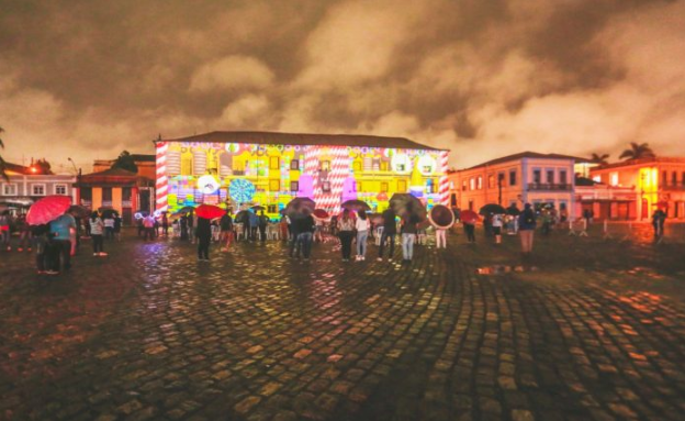 Com início a partir das 18h da sexta-feira, o evento, que faz parte da programação da 13ª Festa da Tainha, reúne apresentações culturais, teatro, dança e tecnologia cênica para celebrar as festas juninas de forma única na Praça 29 de julho.