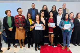 O curso “Sabores de Amor”, promovido pelo Provopar Pontal e ministrado pela chef Srª Marinalva Inocêncio, contou com a participação de 55 merendeiras.