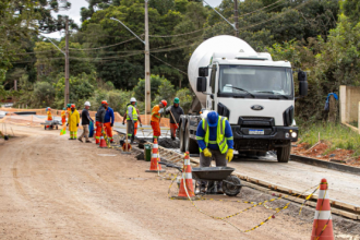 Entre as cidades paranaenses, Curitiba registrou o maior saldo positivo do Estado, com 18.490 novas vagas de trabalho criadas.