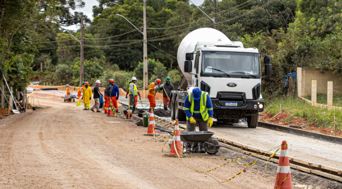 Entre as cidades paranaenses, Curitiba registrou o maior saldo positivo do Estado, com 18.490 novas vagas de trabalho criadas.