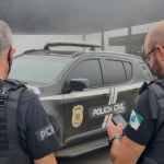 Mulher também desviava dinheiro fazendo transferências da conta da mãe e criou conta para receber pensão destinada à idosa, diz delegado.