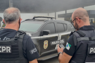 Mulher também desviava dinheiro fazendo transferências da conta da mãe e criou conta para receber pensão destinada à idosa, diz delegado.
