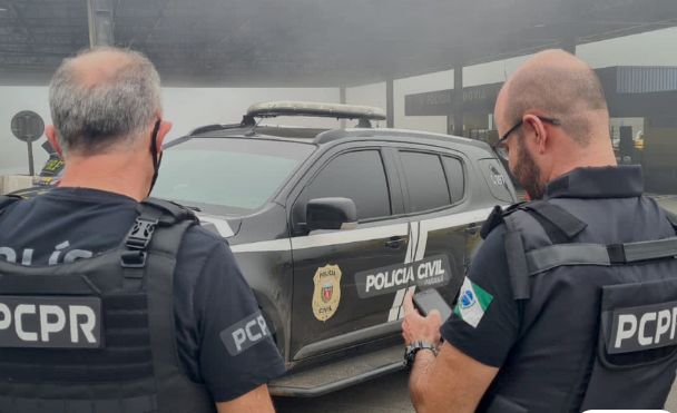 Mulher também desviava dinheiro fazendo transferências da conta da mãe e criou conta para receber pensão destinada à idosa, diz delegado.