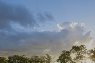 A massa de ar frio e seco que atuava sobre o Estado começa a se afastar, e as temperaturas devem subir gradualmente nos próximos dias.