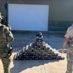 A droga foi apreendida e encaminhada à Delegacia da Polícia Federal de Guaíra.