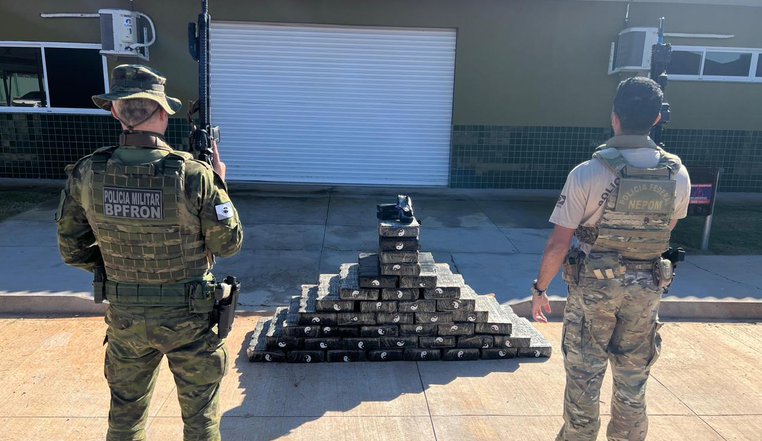 A droga foi apreendida e encaminhada à Delegacia da Polícia Federal de Guaíra.