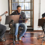Estudar música é uma experiência que vai além das aulas. É aprender a ouvir, a trabalhar em grupo, a se expressar e a construir novas possibilidades para a vida.