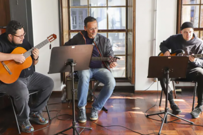 Estudar música é uma experiência que vai além das aulas. É aprender a ouvir, a trabalhar em grupo, a se expressar e a construir novas possibilidades para a vida.