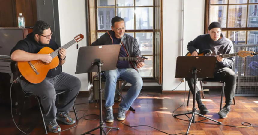 Estudar música é uma experiência que vai além das aulas. É aprender a ouvir, a trabalhar em grupo, a se expressar e a construir novas possibilidades para a vida.