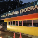 De acordo com informações da PRF, o veículo bateu lateralmente em um caminhão e desgovernado bateu no posto da polícia. Não houve feridos.