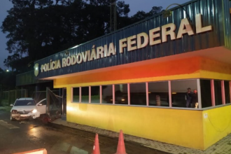 De acordo com informações da PRF, o veículo bateu lateralmente em um caminhão e desgovernado bateu no posto da polícia. Não houve feridos.