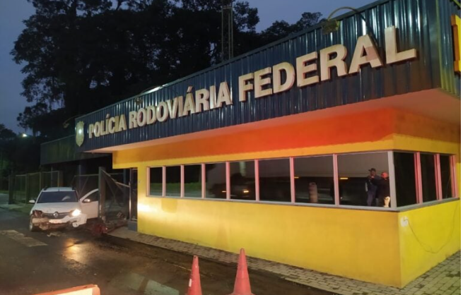 De acordo com informações da PRF, o veículo bateu lateralmente em um caminhão e desgovernado bateu no posto da polícia. Não houve feridos.