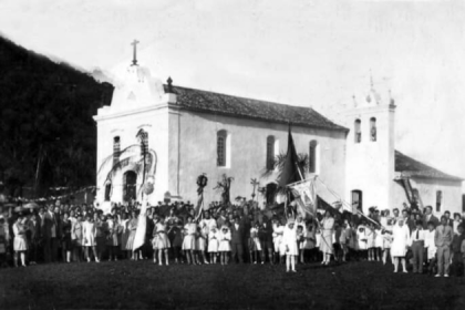 Igreja Matriz de Guaratuba foi construída com dinheiro arrecadado em uma Festa do Divino.