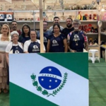 A edição deste ano celebra a força da cultura popular e das feiras livres. Marcel integra a delegação de artesãos paranaenses que participam da feira com apoio do Governo do Paraná.