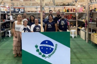 A edição deste ano celebra a força da cultura popular e das feiras livres. Marcel integra a delegação de artesãos paranaenses que participam da feira com apoio do Governo do Paraná.