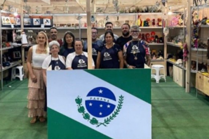 A edição deste ano celebra a força da cultura popular e das feiras livres. Marcel integra a delegação de artesãos paranaenses que participam da feira com apoio do Governo do Paraná.