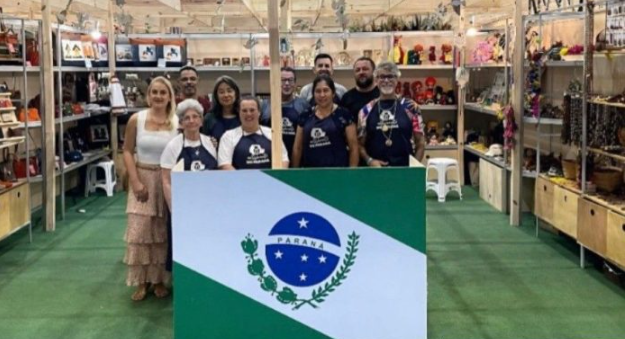 A edição deste ano celebra a força da cultura popular e das feiras livres. Marcel integra a delegação de artesãos paranaenses que participam da feira com apoio do Governo do Paraná.