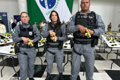 A lei insere uma regra de transição para promoção, permitindo que todos possam alcançar o último nível da carreira com 23 anos de exercício, e também implementa a exigência de curso superior para ingresso na carreira.