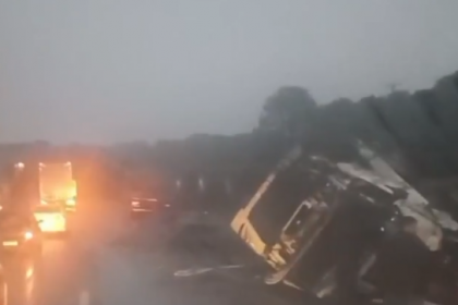 Um tombamento sem vítimas, local segue uma faixa no sentido sul, trabalhos para retirada do veículo ainda seguem, caminhão transportando placas solares.