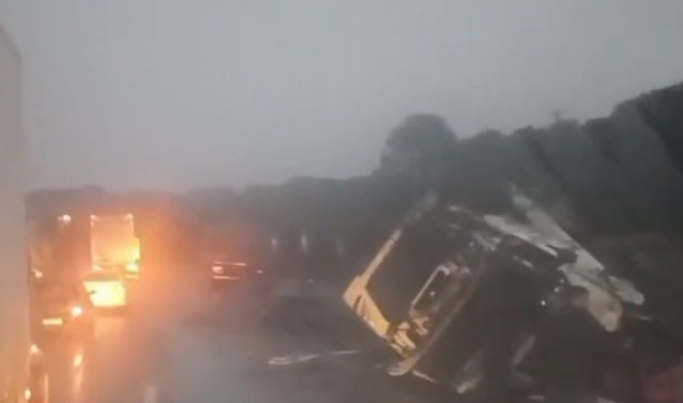Um tombamento sem vítimas, local segue uma faixa no sentido sul, trabalhos para retirada do veículo ainda seguem, caminhão transportando placas solares.