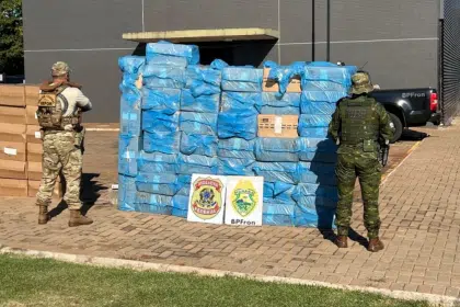 Em ações em Nova Santa Rosa e Mercedes nesta quinta (10), policiais interceptaram dois caminhões e prenderam motoristas; prejuízo ao crime organizado é de R$ 1,9 milhão.