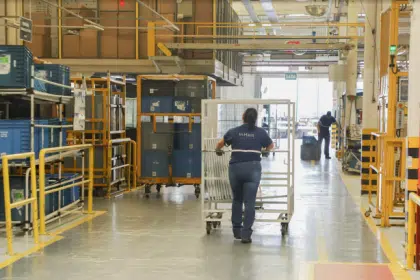 O levantamento, feito pela Coordenaçãodo Trabalho e Emprego (COTE) da Secretaria de Estado do Trabalho, Qualificação e Renda, confirmao bom momento do mercado de trabalho paranaense, impulsionado por políticas de intermediação eficiente e apoio à qualificação.